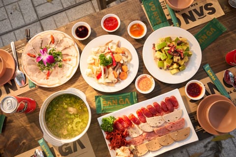 Món ăn dùng chung cho bàn tiệc tại Sân Ga
