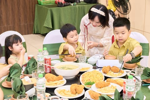 Tiệc gia đình có trẻ nhỏ tại Sân Ga