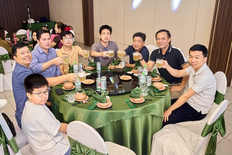 Bàn tiệc sinh nhật với gia đình và bạn bè tại Sân Ga