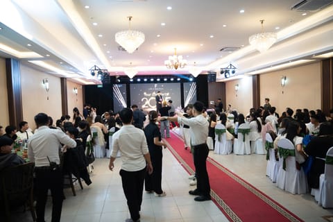 Phòng tiệc Sân Ga với bố cục đầy đủ bàn ghế