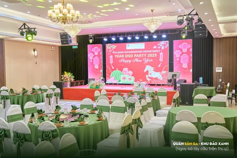 Bàn tiệc gala và sân khấu doanh nghiệp tại Sân Ga