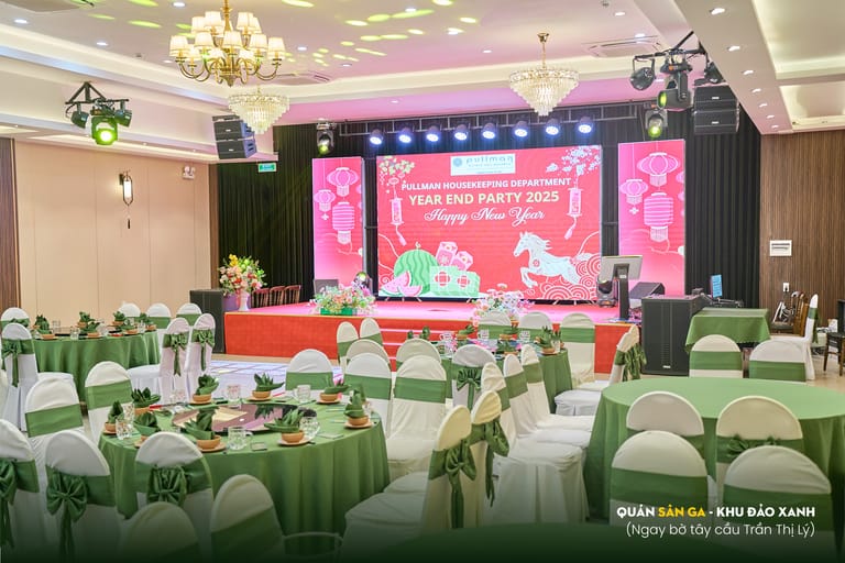 Bàn tiệc gala và sân khấu doanh nghiệp tại Sân Ga