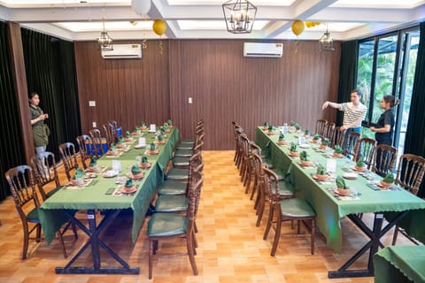 Bàn tiệc dài trong không gian Sân Ga