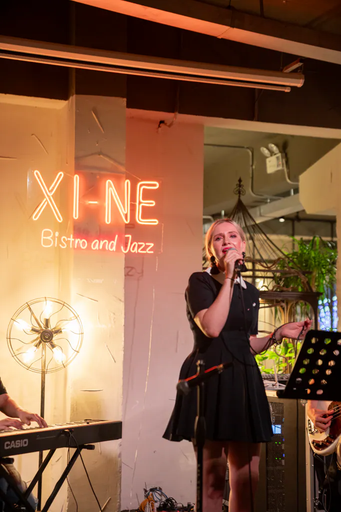Ca sĩ biểu diễn dưới bảng hiệu Xi Nê Bistro & Jazz